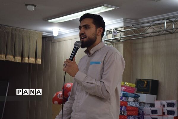مراسم تقدیر از دانش‌آموزان برتر درسی و اخلاقی دبیرستان هیات امنایی شهید عاشوری منطقه ۱۴