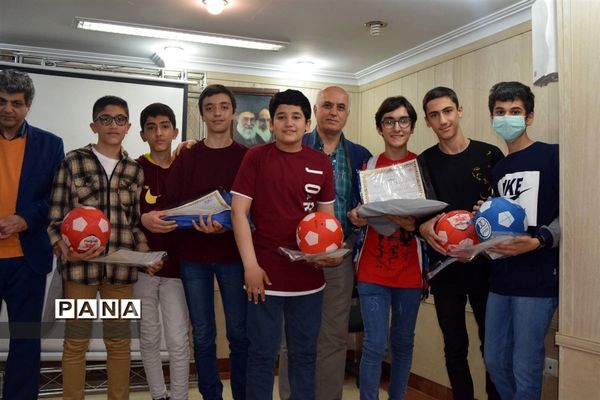 مراسم تقدیر از دانش‌آموزان برتر درسی و اخلاقی دبیرستان هیات امنایی شهید عاشوری منطقه ۱۴