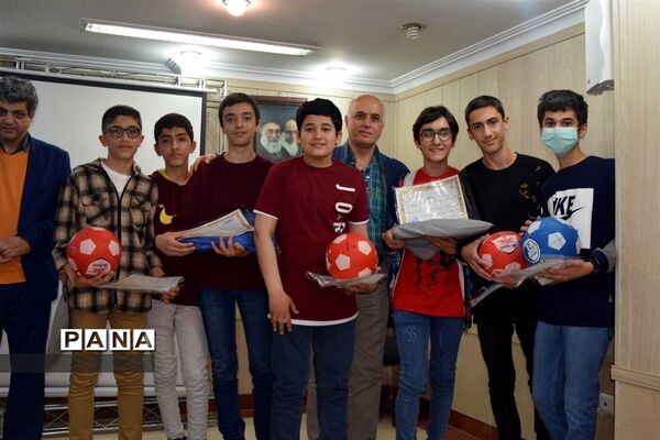 مراسم تقدیر از دانش‌آموزان برتر درسی و اخلاقی دبیرستان هیات امنایی شهید عاشوری منطقه ۱۴