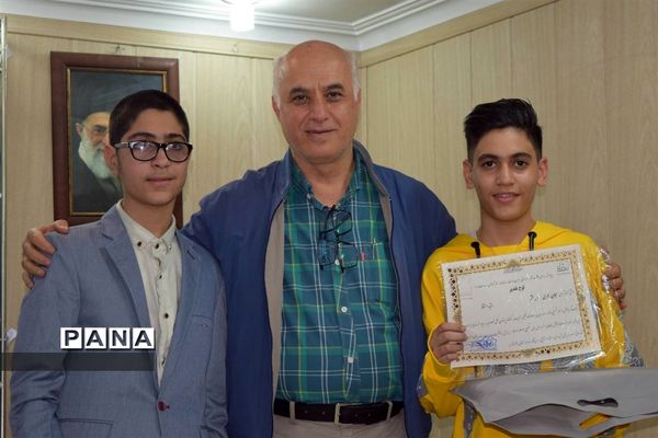 مراسم تقدیر از دانش‌آموزان برتر درسی و اخلاقی دبیرستان هیات امنایی شهید عاشوری منطقه ۱۴