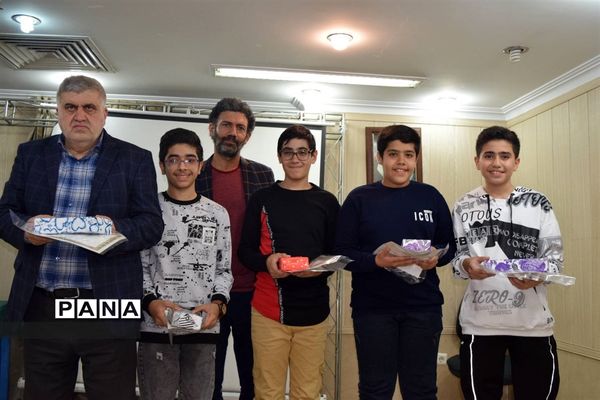 مراسم تقدیر از دانش‌آموزان برتر درسی و اخلاقی دبیرستان هیات امنایی شهید عاشوری منطقه ۱۴