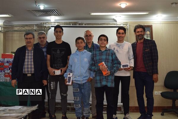 مراسم تقدیر از دانش‌آموزان برتر درسی و اخلاقی دبیرستان هیات امنایی شهید عاشوری منطقه ۱۴