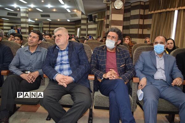 مراسم تقدیر از دانش‌آموزان برتر درسی و اخلاقی دبیرستان هیات امنایی شهید عاشوری منطقه ۱۴