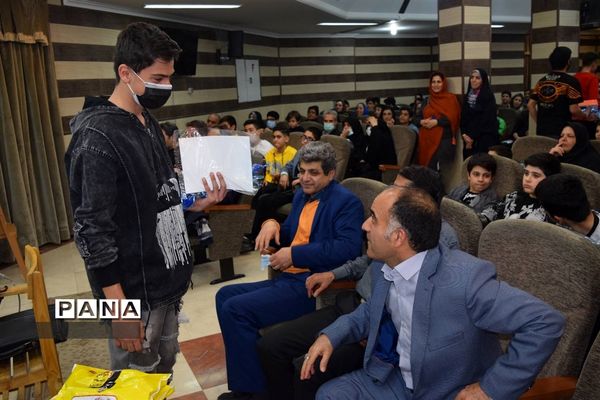 مراسم تقدیر از دانش‌آموزان برتر درسی و اخلاقی دبیرستان هیات امنایی شهید عاشوری منطقه ۱۴