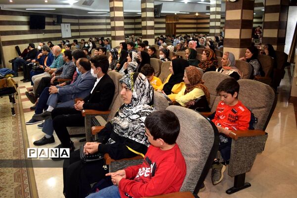 مراسم تقدیر از دانش‌آموزان برتر درسی و اخلاقی دبیرستان هیات امنایی شهید عاشوری منطقه ۱۴