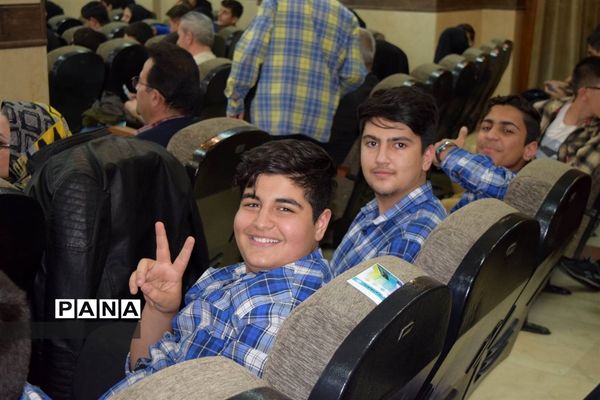 مراسم تقدیر از دانش‌آموزان برتر درسی و اخلاقی دبیرستان هیات امنایی شهید عاشوری منطقه ۱۴