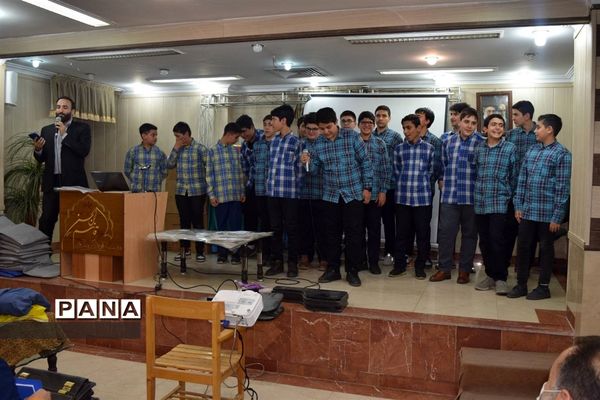 مراسم تقدیر از دانش‌آموزان برتر درسی و اخلاقی دبیرستان هیات امنایی شهید عاشوری منطقه ۱۴