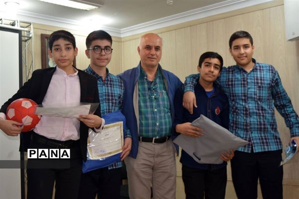 مراسم تقدیر از دانش‌آموزان برتر درسی و اخلاقی دبیرستان هیات امنایی شهید عاشوری منطقه ۱۴