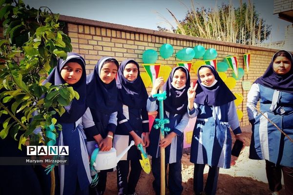 کاشت نهال در مدارس فورگ