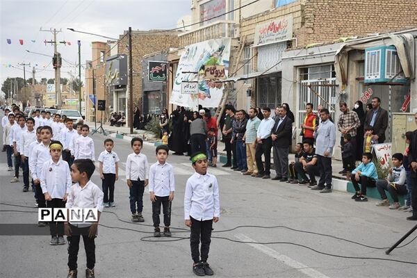 اجرای  سرود «سربازان فرمانده» توسط دانش‌آموزان دهه نودی‌ بهابادی