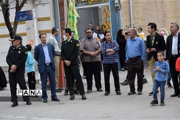 اجرای  سرود «سربازان فرمانده» توسط دانش‌آموزان دهه نودی‌ بهابادی