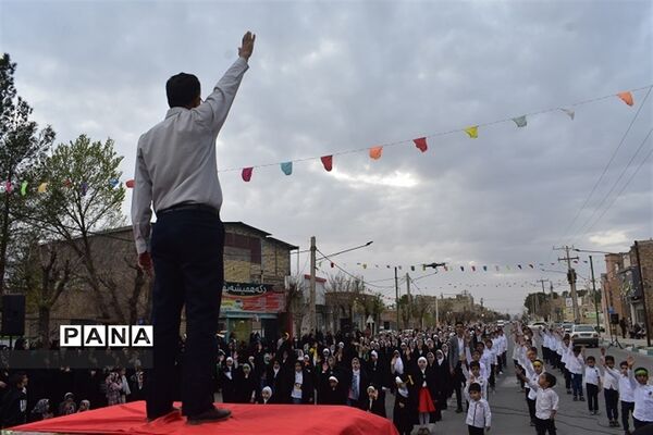 اجرای  سرود «سربازان فرمانده» توسط دانش‌آموزان دهه نودی‌ بهابادی