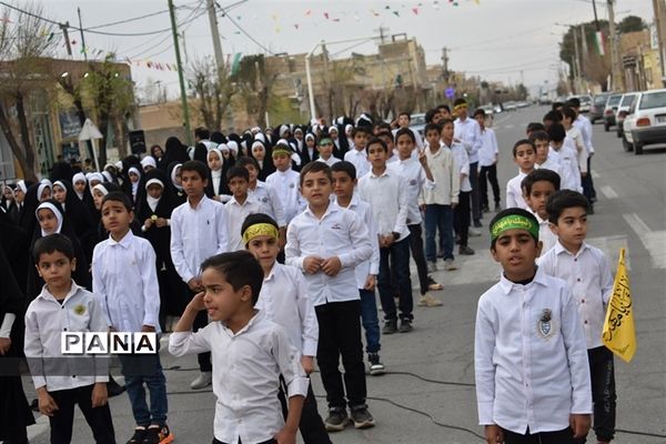 اجرای  سرود «سربازان فرمانده» توسط دانش‌آموزان دهه نودی‌ بهابادی