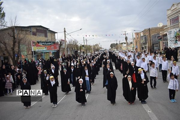 اجرای  سرود «سربازان فرمانده» توسط دانش‌آموزان دهه نودی‌ بهابادی