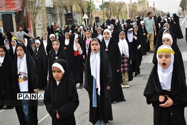 اجرای  سرود «سربازان فرمانده» توسط دانش‌آموزان دهه نودی‌ بهابادی