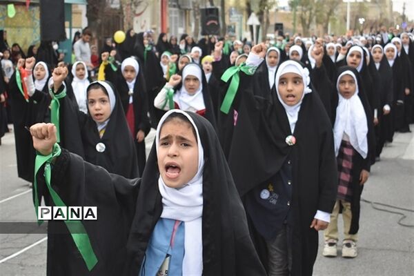 اجرای  سرود «سربازان فرمانده» توسط دانش‌آموزان دهه نودی‌ بهابادی