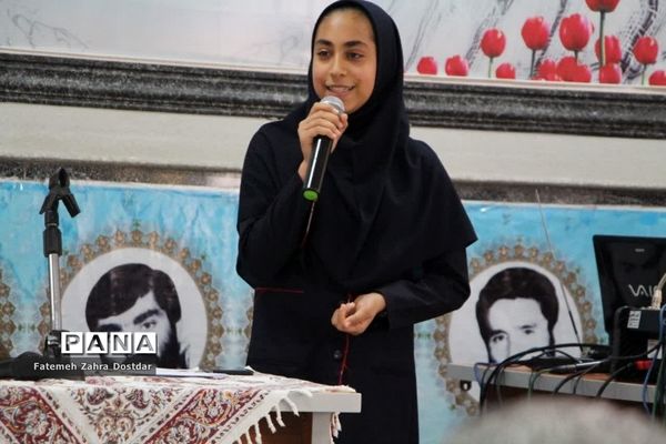 نمایشگاه دست سازه‌ها و تجلیل از برترین‌های دبیرستان دخترانه شاهد سمنان