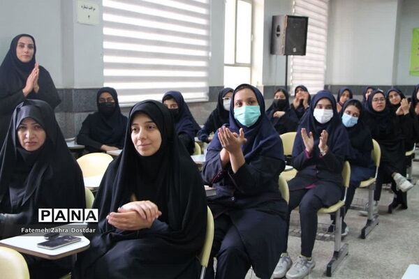 نمایشگاه دست سازه‌ها و تجلیل از برترین‌های دبیرستان دخترانه شاهد سمنان