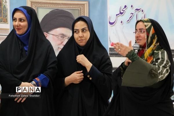 نمایشگاه دست سازه‌ها و تجلیل از برترین‌های دبیرستان دخترانه شاهد سمنان