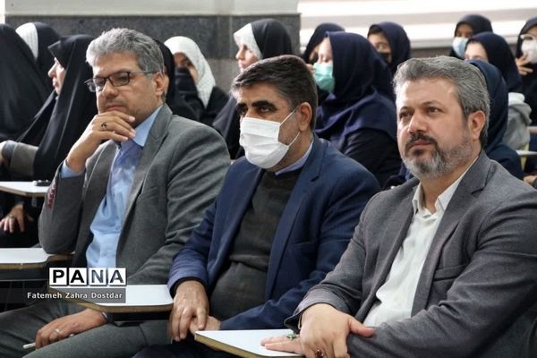 نمایشگاه دست سازه‌ها و تجلیل از برترین‌های دبیرستان دخترانه شاهد سمنان