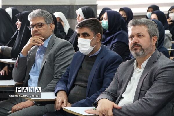 نمایشگاه دست سازه‌ها و تجلیل از برترین‌های دبیرستان دخترانه شاهد سمنان