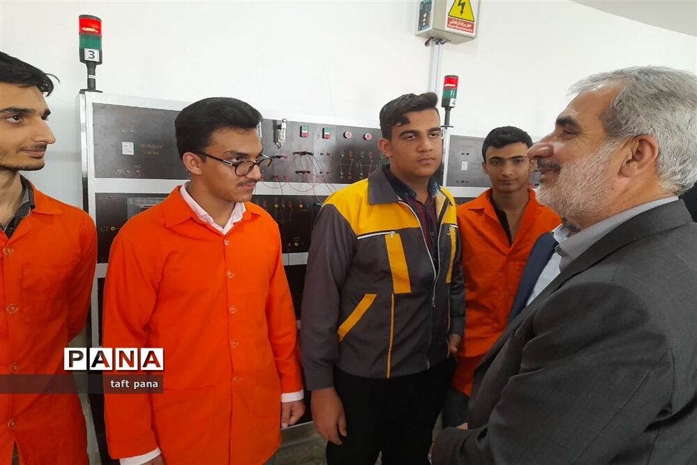 بازدید وزیر آموزش‌ و پرورش از هنرستان کار و دانش شهرستان تفت