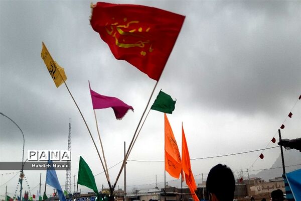 راهپیمایی مردم قم در هوای بارانی مسجد جمکران