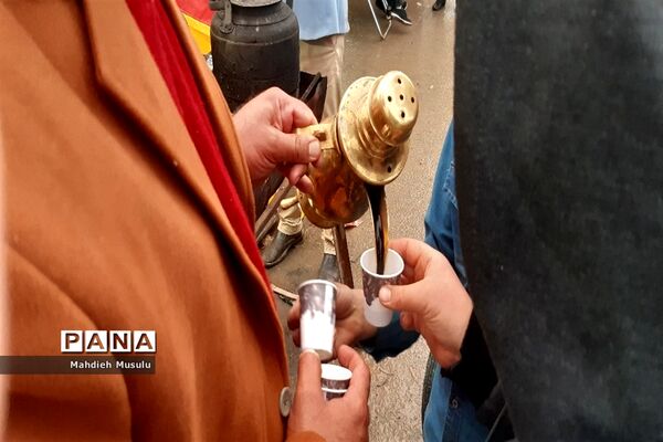راهپیمایی مردم قم در هوای بارانی مسجد جمکران
