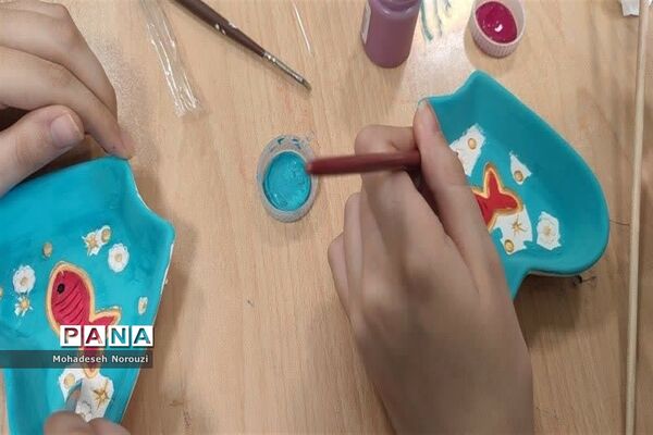 رنگ‌آمیزی وسائل سفره هفت‌سین درآموزشگاه فرزانگان 2 اسلامشهر