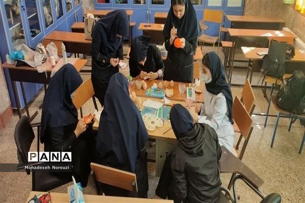 رنگ‌آمیزی وسائل سفره هفت‌سین درآموزشگاه فرزانگان 2 اسلامشهر