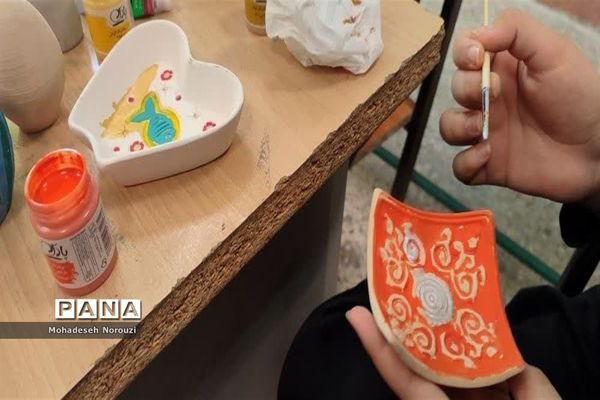 رنگ‌آمیزی وسائل سفره هفت‌سین درآموزشگاه فرزانگان 2 اسلامشهر