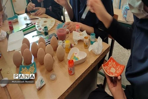 رنگ‌آمیزی وسائل سفره هفت‌سین درآموزشگاه فرزانگان 2 اسلامشهر