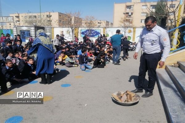 حضور آتش‌نشانان پاکدشتی در آستانه چهارشنبه سوری در مدارس