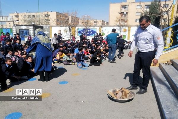 حضور آتش‌نشانان پاکدشتی در آستانه چهارشنبه سوری در مدارس