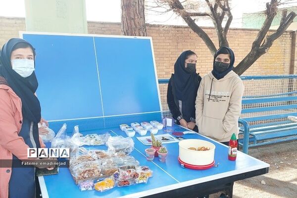 برپایی بازاچه جشنواره خوارزمی در دبیرستان آزاده رودهن