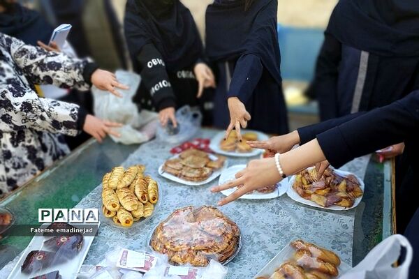برپایی بازاچه جشنواره خوارزمی در دبیرستان آزاده رودهن