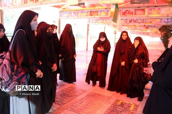 روایتگری راوی معلمان قم در گلزار شهدا