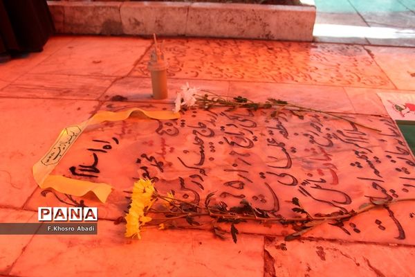 روایتگری راوی معلمان قم در گلزار شهدا