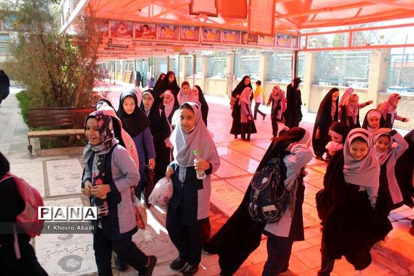 روایتگری راوی معلمان قم در گلزار شهدا