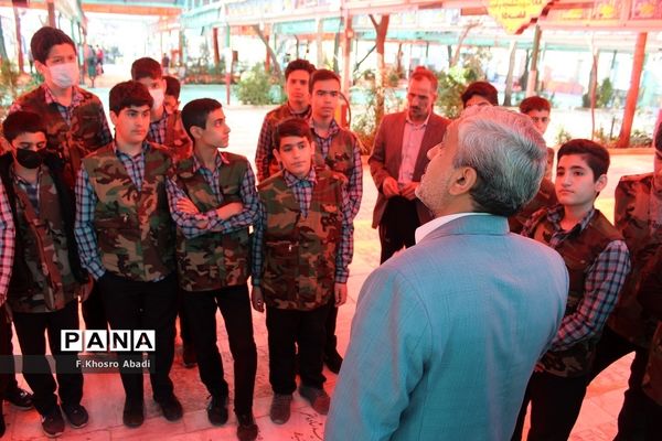 روایتگری راوی معلمان قم در گلزار شهدا