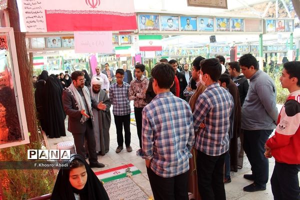 روایتگری راوی معلمان قم در گلزار شهدا