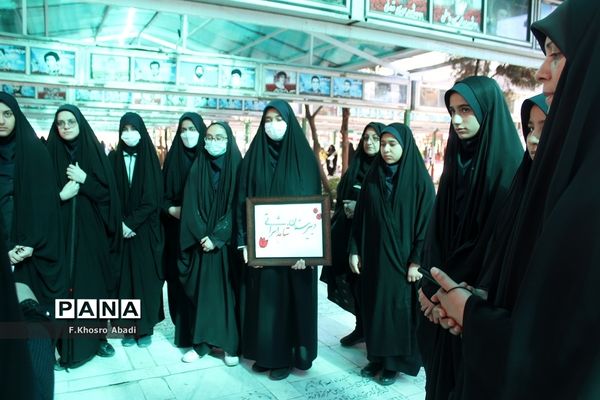 روایتگری راوی معلمان قم در گلزار شهدا