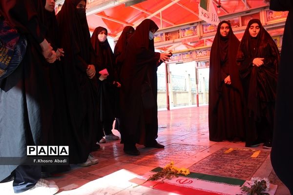 روایتگری راوی معلمان قم در گلزار شهدا