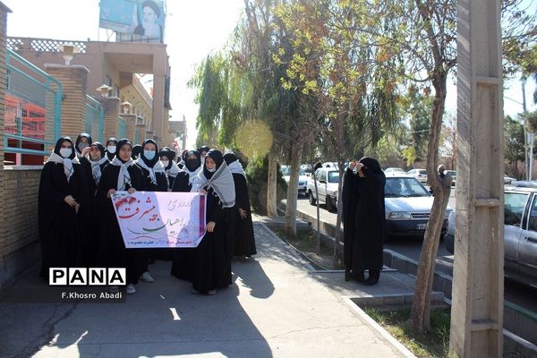 روایتگری راوی معلمان قم در گلزار شهدا