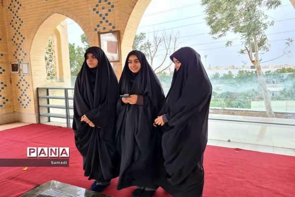 غبارروبی و عطر افشانی گلزار شهدای گمنام توسط دانش‌آموزان