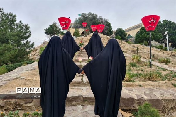 غبارروبی و عطر افشانی گلزار شهدای گمنام توسط دانش‌آموزان