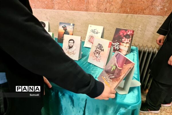 غبارروبی و عطر افشانی گلزار شهدای گمنام توسط دانش‌آموزان