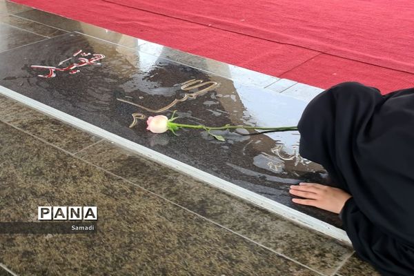 غبارروبی و عطر افشانی گلزار شهدای گمنام توسط دانش‌آموزان