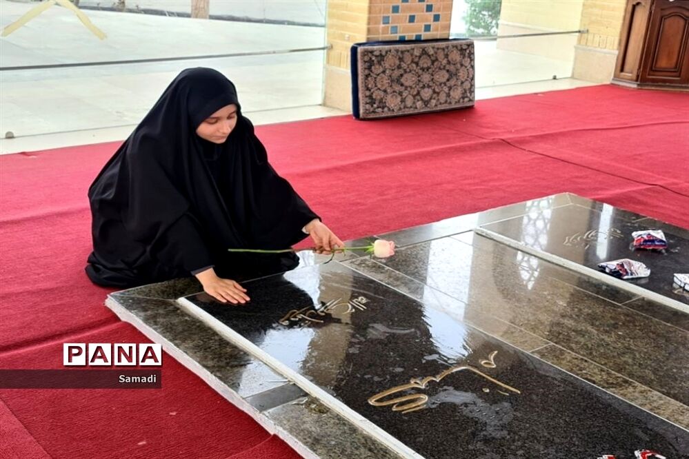 غبارروبی و عطر افشانی گلزار شهدای گمنام توسط دانش‌آموزان