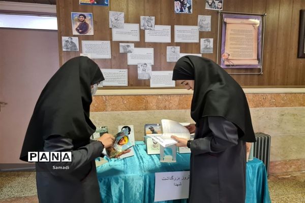 غبارروبی و عطر افشانی گلزار شهدای گمنام توسط دانش‌آموزان